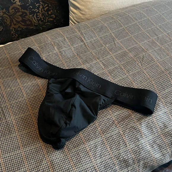 Calvin Klein Black lace thong- size small - Picture 4 of 13